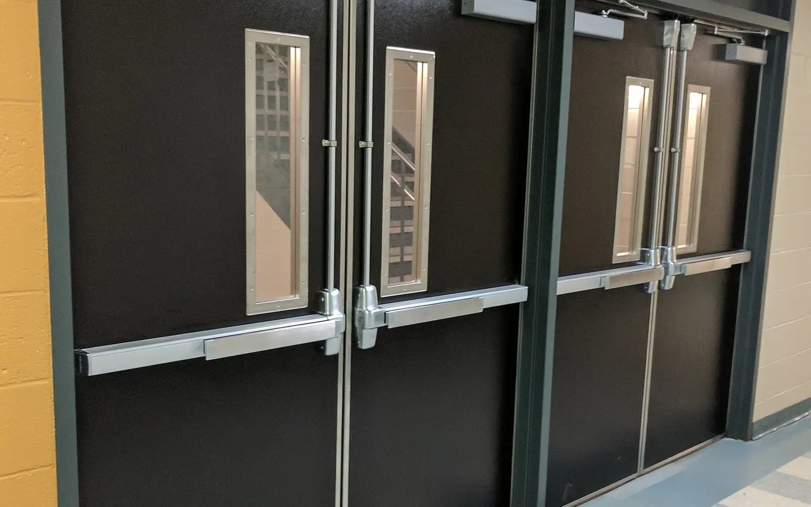 Panik barlı çift kanatlı acil çıkış kapıları